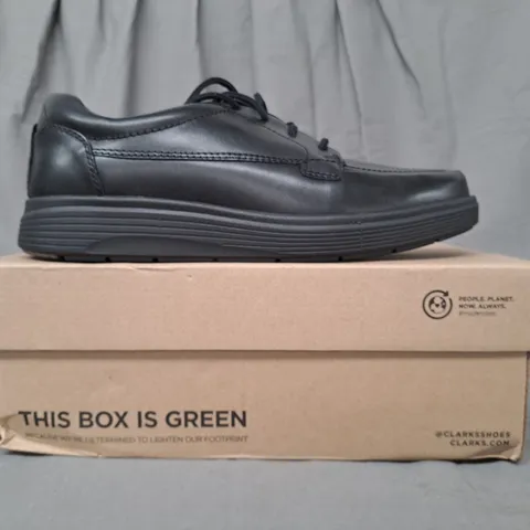 BOXED PAIR OF CLAKRS UNSTRUCTURED ABODE EASE SHOES IN BLACK UK SIZE 8.5