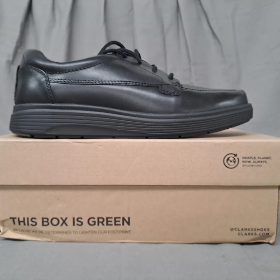 BOXED PAIR OF CLAKRS UNSTRUCTURED ABODE EASE SHOES IN BLACK UK SIZE 8.5