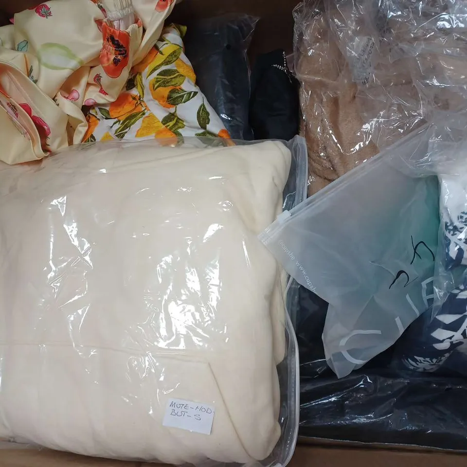 BOX OF APPROXIMATELY 22 ASSORTED CLOTHING ITEMS TO INCLUDE - JEANS , TROUSERS , TOP ETC
