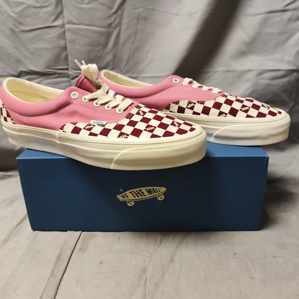 BOXED PAIR OF VANS LX ERA REISSUE 95 SHOES IN PINK W. CHECKERBOARD PATTERN SIZE 