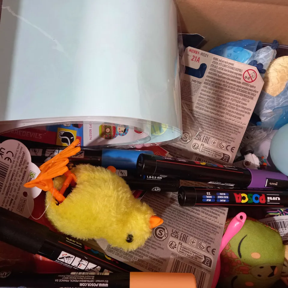 BOX OF APPROXIMATELY 10 ASSORTED TOYS AND GAMES TO INCLUDE PAW PATROL A DAY WITH CHASE, MONOPOLY DEAL, JUMBO WAX CRAYONS, ETC