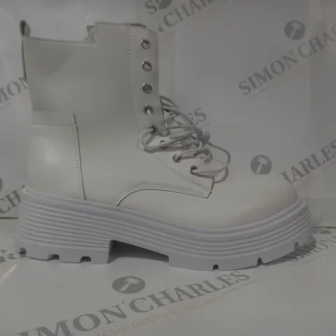 BOXED PAIR OF DESIGNER ANKLE BOOTS IN WHITE EU SIZE 42