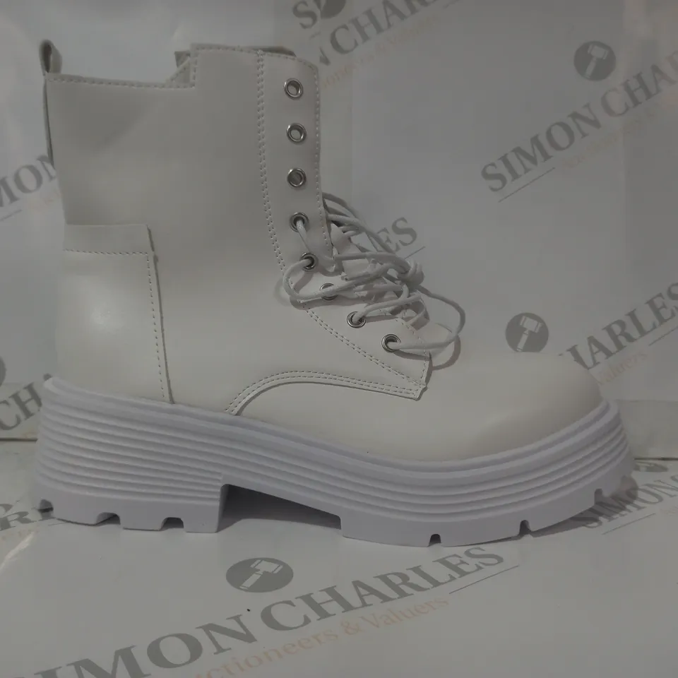 BOXED PAIR OF DESIGNER ANKLE BOOTS IN WHITE EU SIZE 42