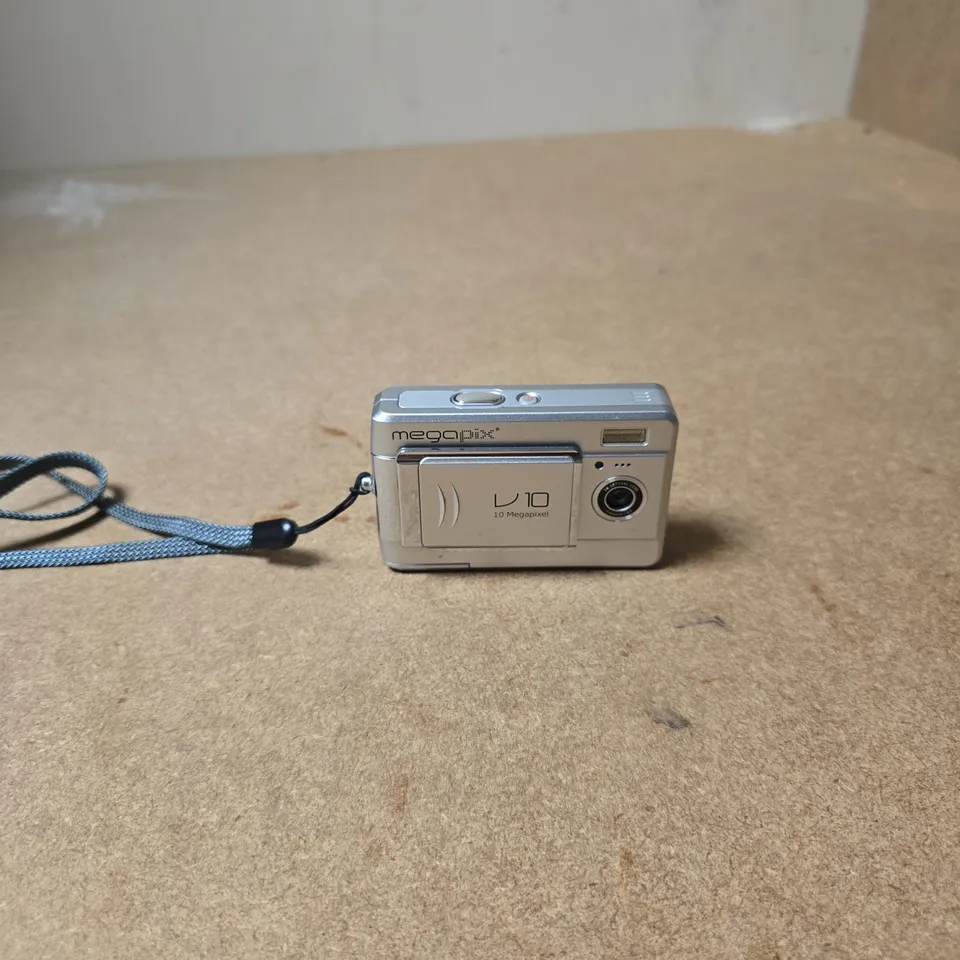 MEGAPIX COMPACT DIGITAL CAMERA – 10 MEGAPIXEL