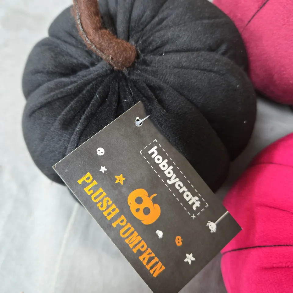 BOX OF APPROXIMATELY 180 HOBBYCRAFT PLUSH PUMPKIN DECORATIONS – ASSORTED COLOURS (PINK, MAGENTA & BLACK)