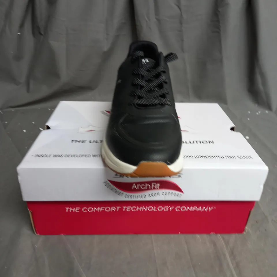 BOXED BLACK SKETCHERS ARCH FIT TRAINERS SIZE 5 