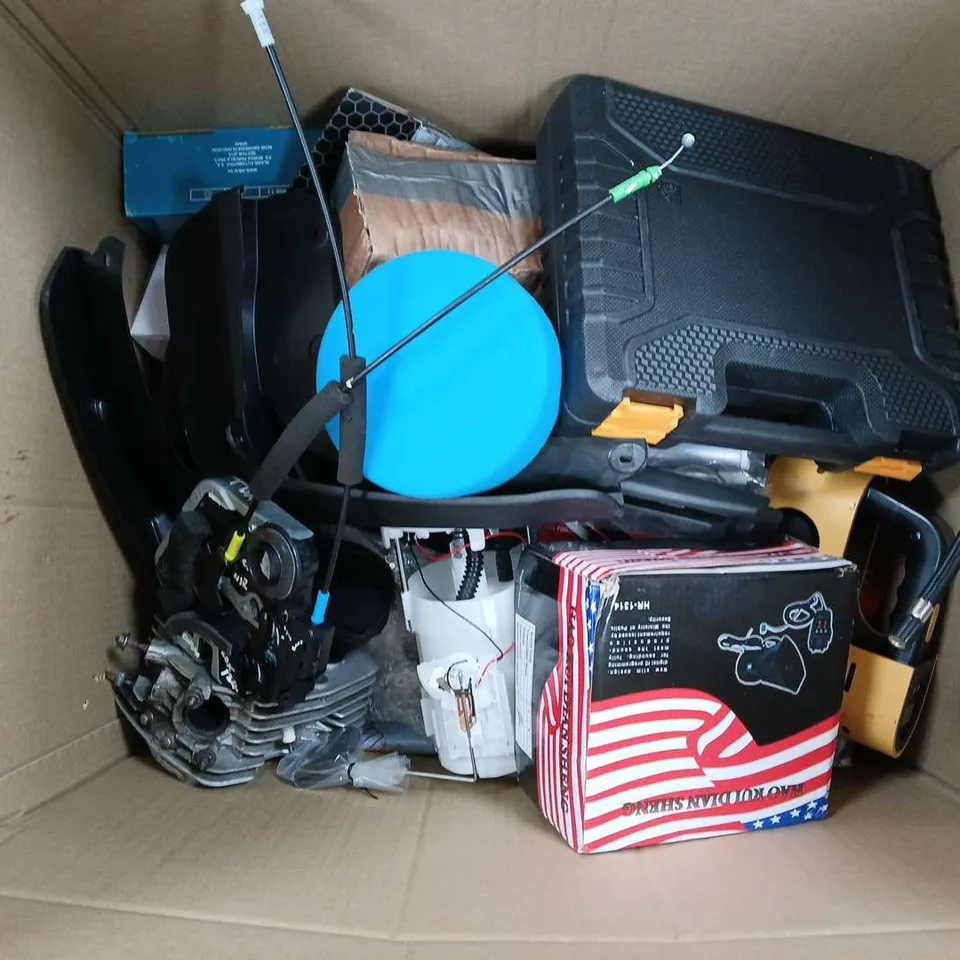 APPROXIMATELY 15 ASSORTED VEHICLE PARTS & ACCESSORIES TO INCLUDE BICYCLE COVER, SOCKET SET, BICYCLE CUSHION, ETC - COLLECTION ONLY