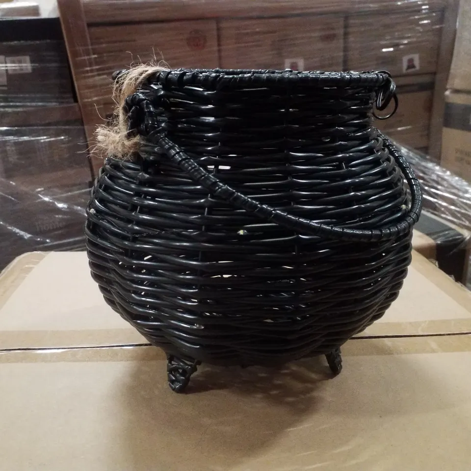 PALLET CONTAINING BRAND NEW HALLOWEEN DECORATIONS INCLUDING STACEY SMALL LIGHT UP COULDRON & DARTH VADER MASKS