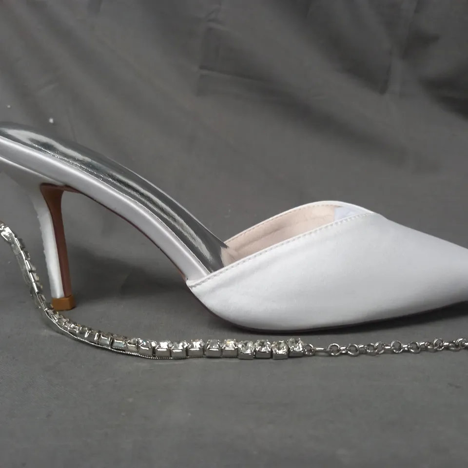 BOXED PAIR OF DESIGNER POINTED TOE HEELED SHOES IN IVORY W. JEWEL EFFECT EU SIZE 38