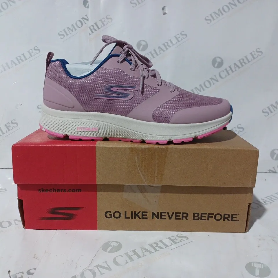 BOXED PAIR OF SKECHERS TRAINERS IN MAUVE SIZE 5