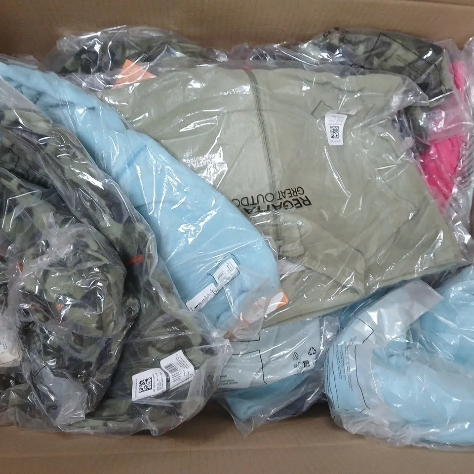 APPROXIMATELY 30 ASSORTED REGATTA KIDS CLOTHING ITEMS IN VARIOUS SIZES, STYLES & COLOURS TO INCLUDE HOT SHOT II FLEECE, KINGII, JUNIOR NEWHILL, ETC