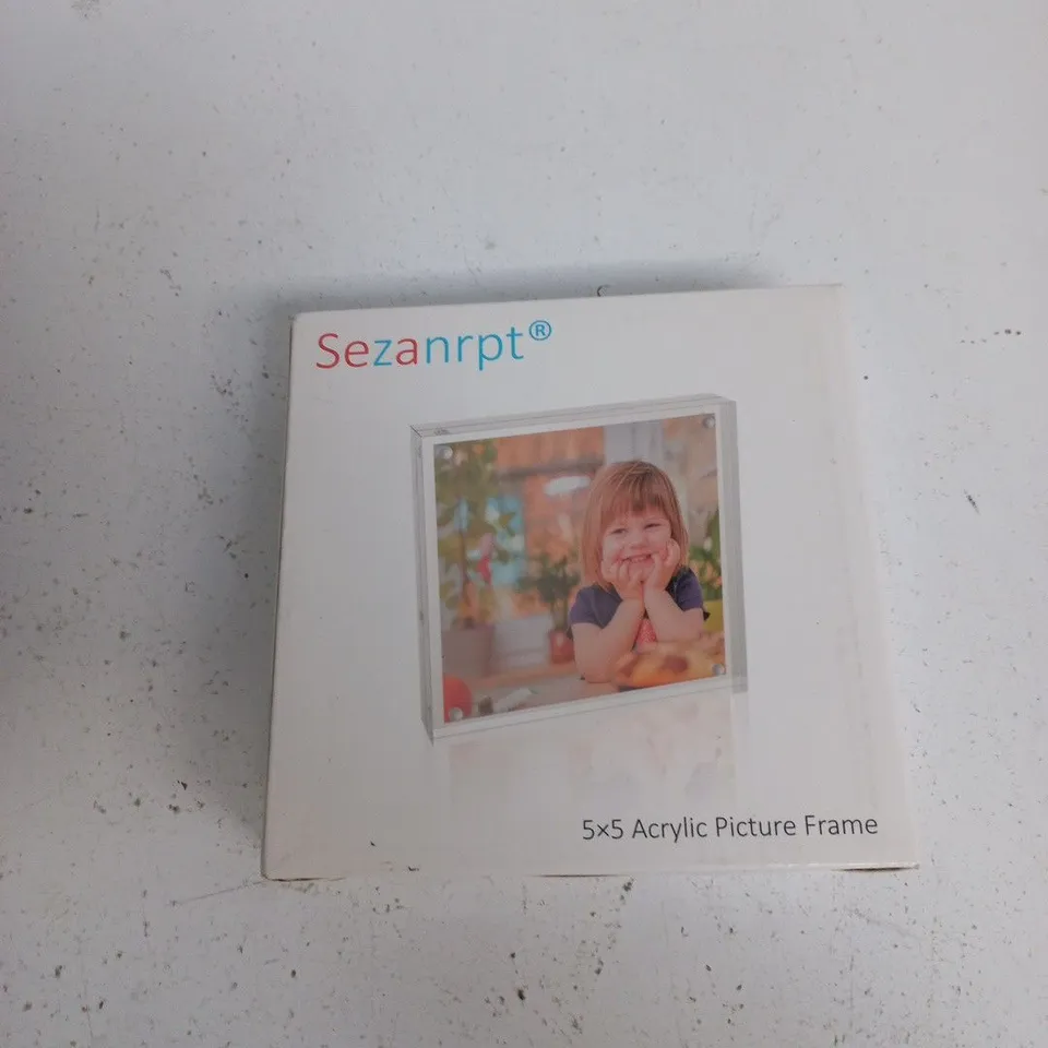 TOTE OF APPROXIMATELY 12 ASSORTED ITEMS TO INCLUDE: 5X5 ACRYLIC PICTURE FRAME