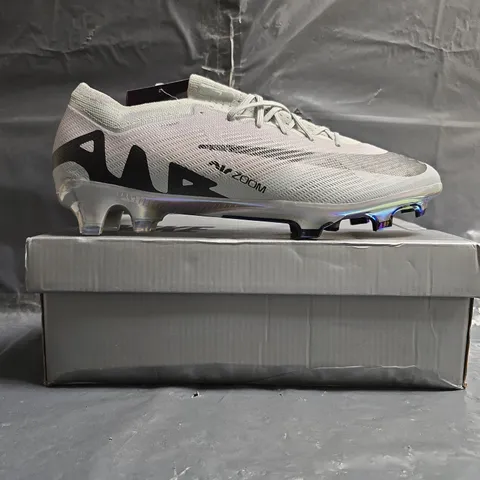 BOXED PAIR OF NIKE AIR ZOOM FLYKNIT FOOTBALL BOOTS IN GREY/BLACK SIZE UK 9.5