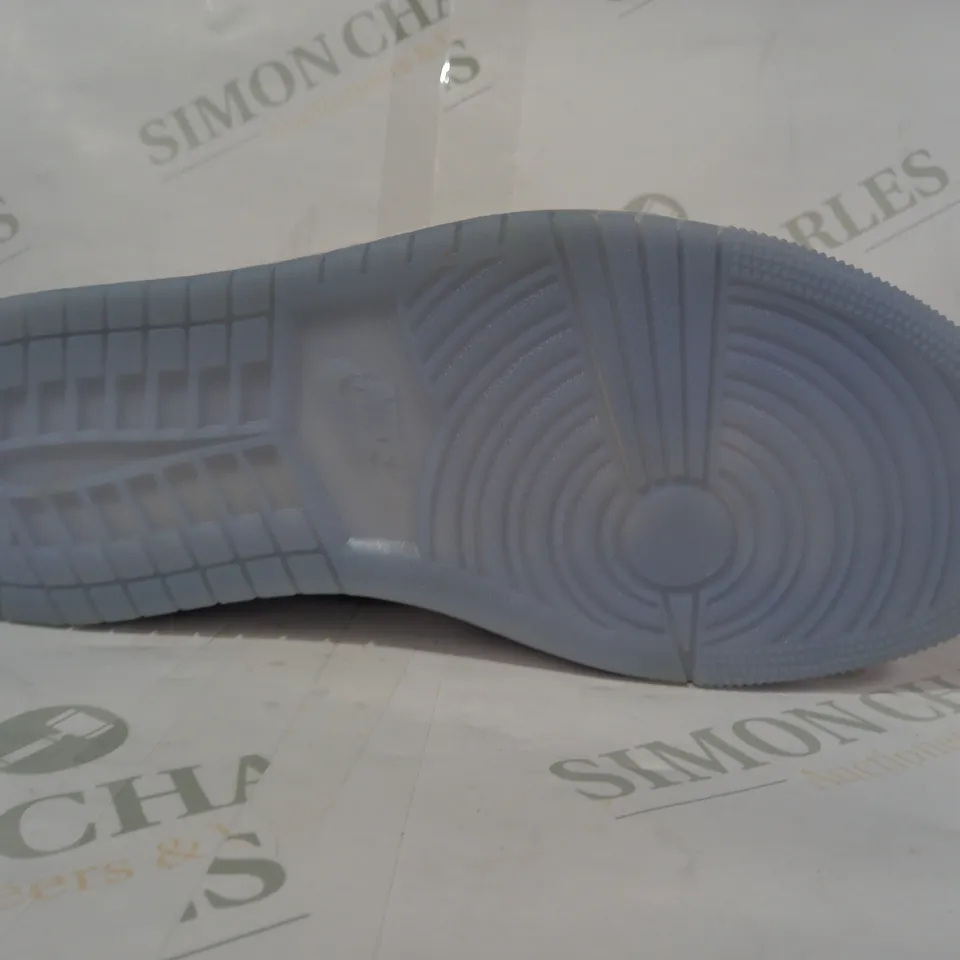 BOXED PAIR OF NIKE AIR JORDAN 1 LOW SHOES IN GREY/WHITE UK SIZE 6