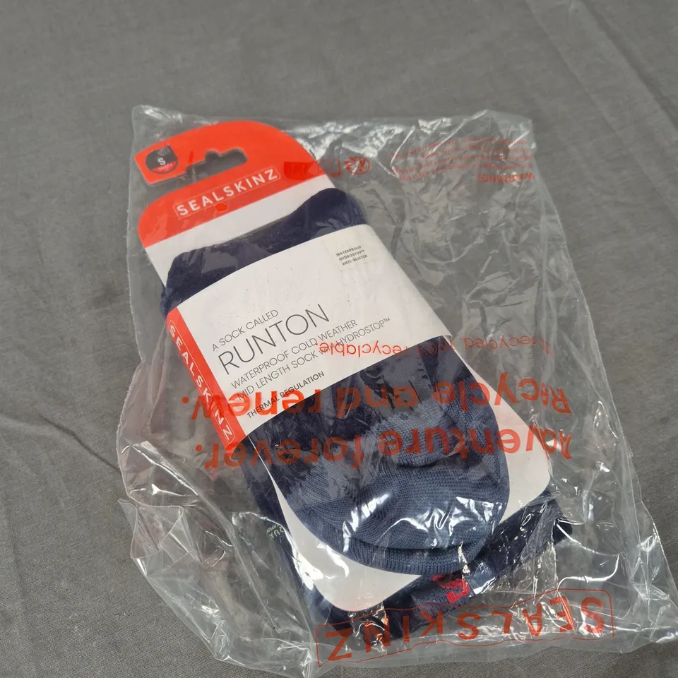 SEALSKINZ RUNTON WATERPROOF COLD WEATHER MID LENGHT SOCKS - SMALL