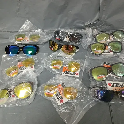 APPROXIMATELY 200 ASSORTED FASHION GLASSES BY OBJECT IN VARIOUS STYLES AND SIZES