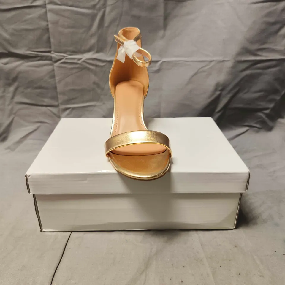 BOXED PAIR OF UNBRANDED OPEN TOE BLOCK HEEL SANDALS IN GOLD SIZE EU 37