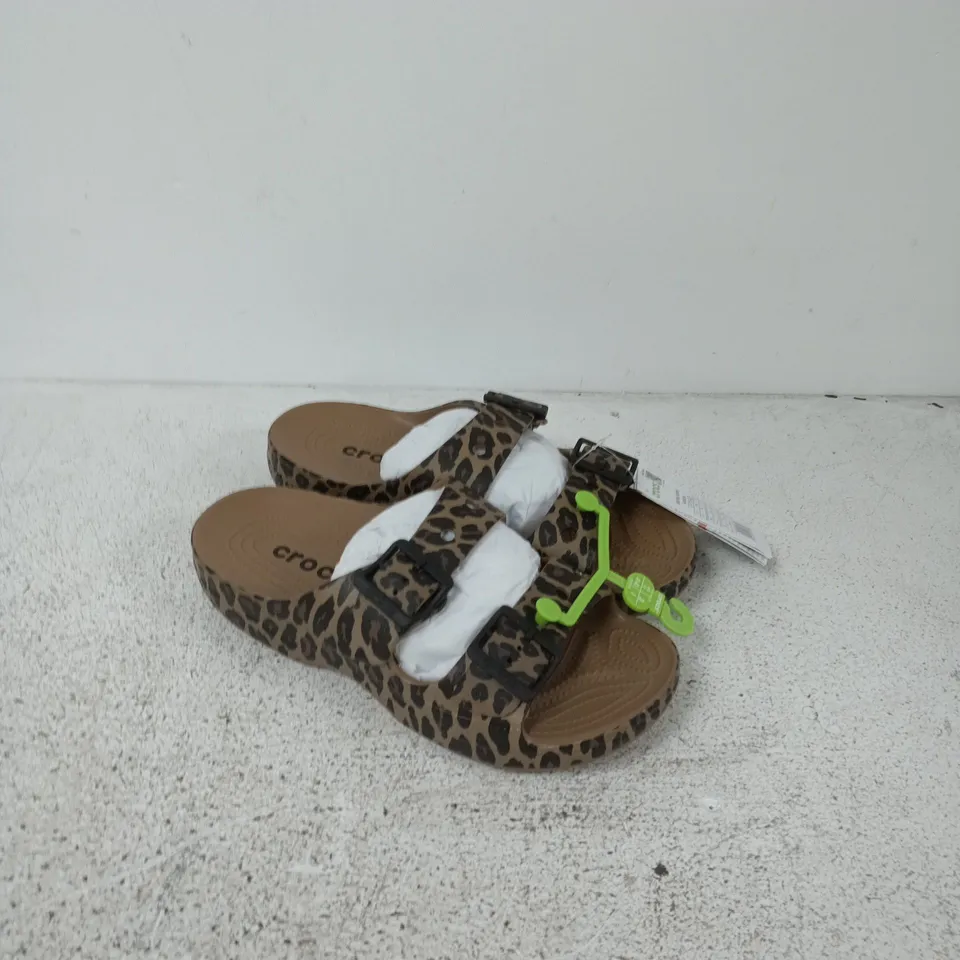 CROCS LEOPARD PRINT SANDALS – UK 8 (US 10) – WOMEN'S