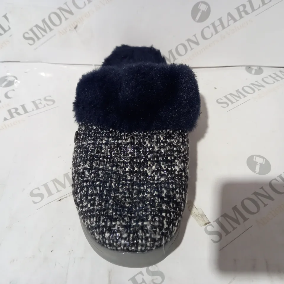 PAIR OF SKECHERS NAVY ARCH SLIPPERS IN NAVY UK SIZE 6