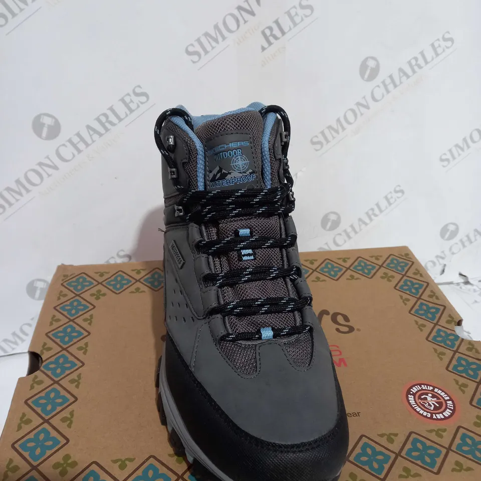SKECHERS BLACK/GREY/BLUE HIKING BOOTS SIZE 6
