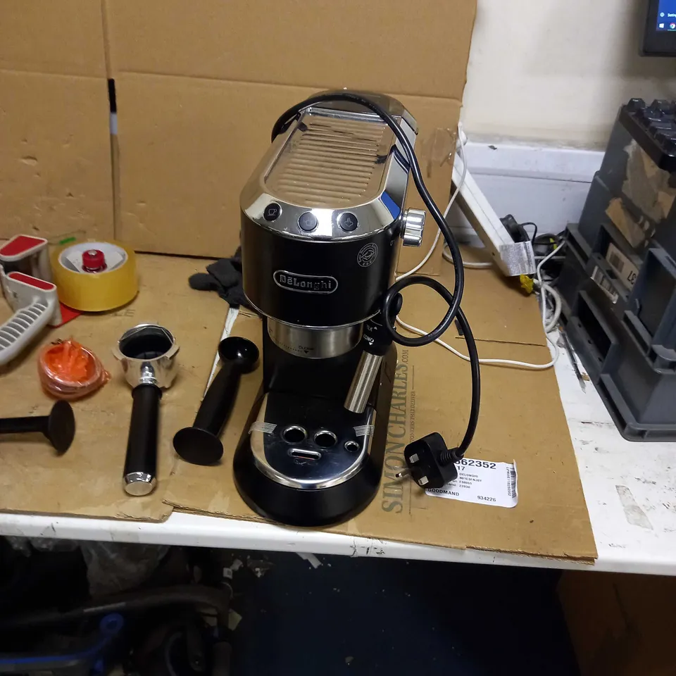 DE'LONGHI DEDICA COFFEE MACHINE