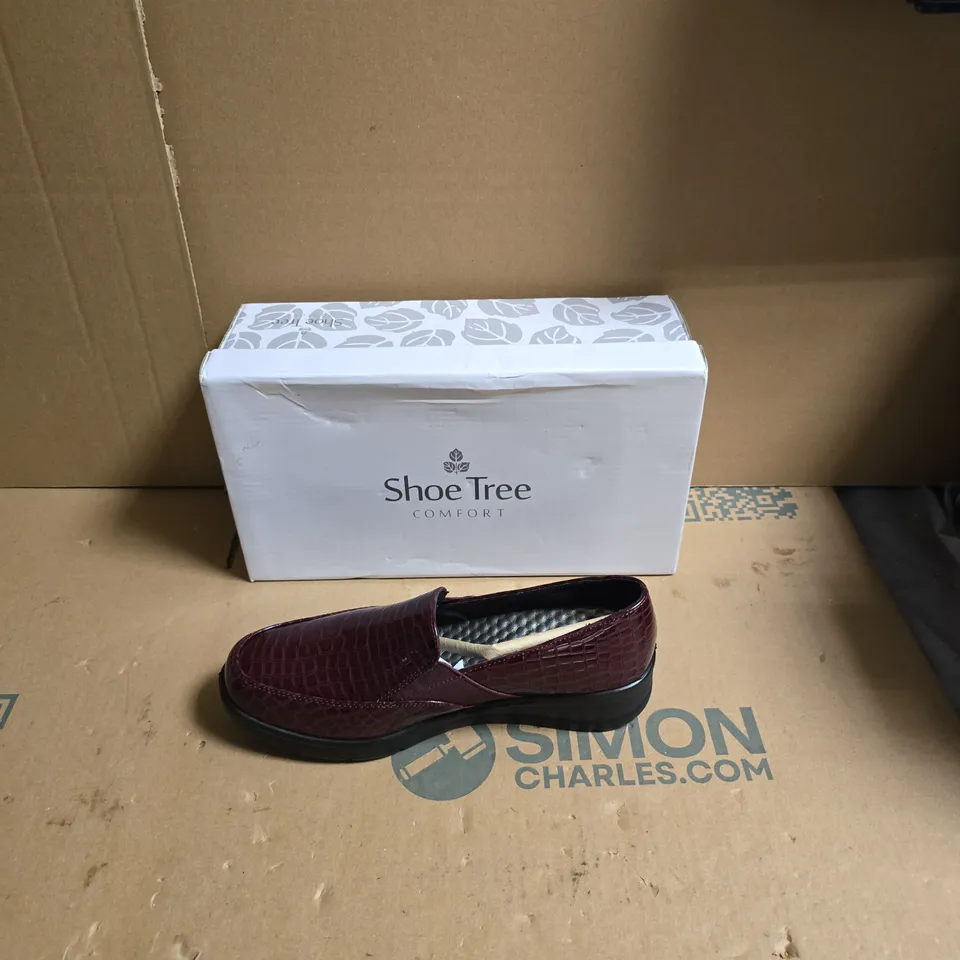 SHOE TREE COMFORT BURGUNDY CROC-EFFECT LEATHER LOAFERS – UK SIZE 5