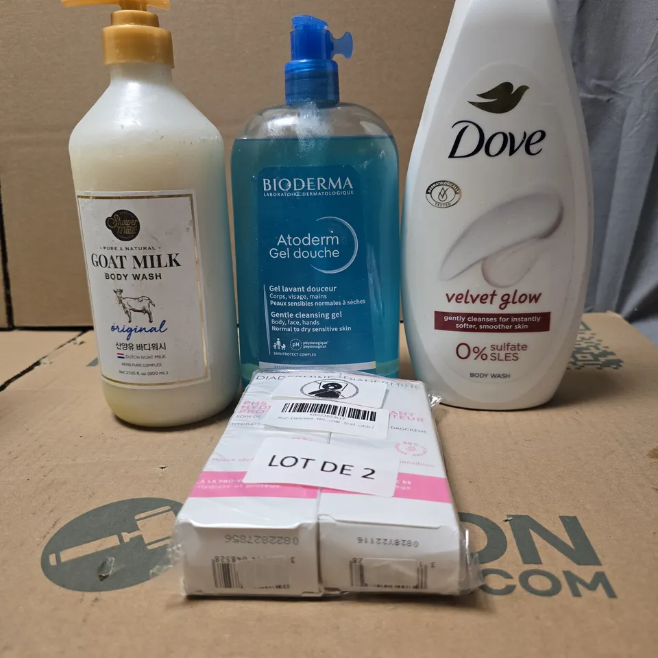 TOTE OF APPROXIMATELY 15 ASSORTED COSMETIC ITEMS TO INCLUDE DOVE BODY WASH, BIODERMA CLEANSING GEL, GOAT MILK BODY WASH ETC