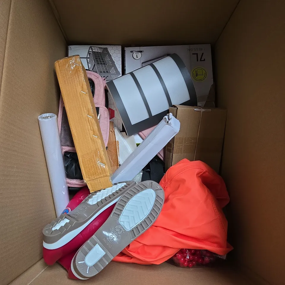 LARGE BOX OF APPROXIMATELY 12 ASSORTED HOUSEHOLD ITEMS TO INCLUDE - COAT HANGERS - AUSSIE PILLOWCASE - FLEECE BLANKET - ETC