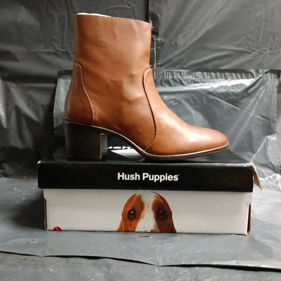 BOXED PAIR OF HUSH PUPPIES WINONA WESTERN BOOTS IN TAN SIZE UK 6
