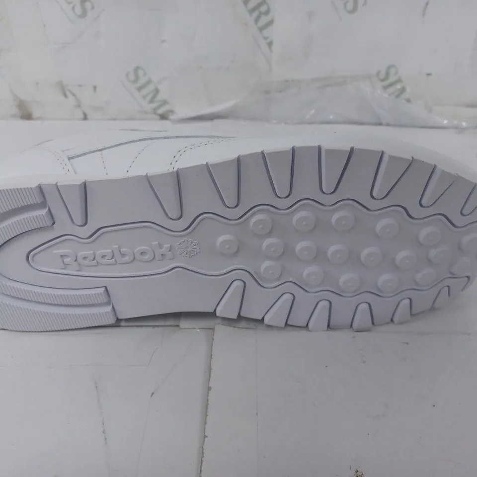 REEBOK CLASSIC LEATHER TRAINERS IN WHITE - UK 7