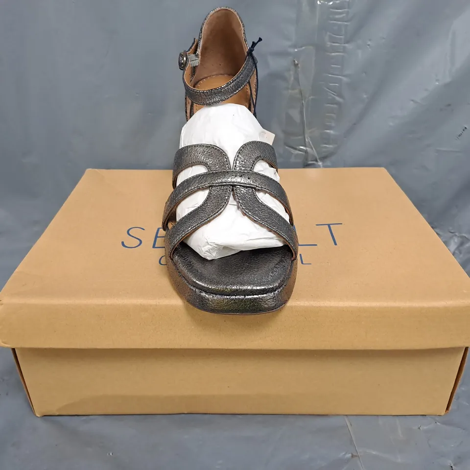 BOXED PAIR OF SEASALT CORNWALL OPEN TOE HIGH BLOCK HEEL SANDALS IN ANTIQUE BRONZE SIZE UK 7.5