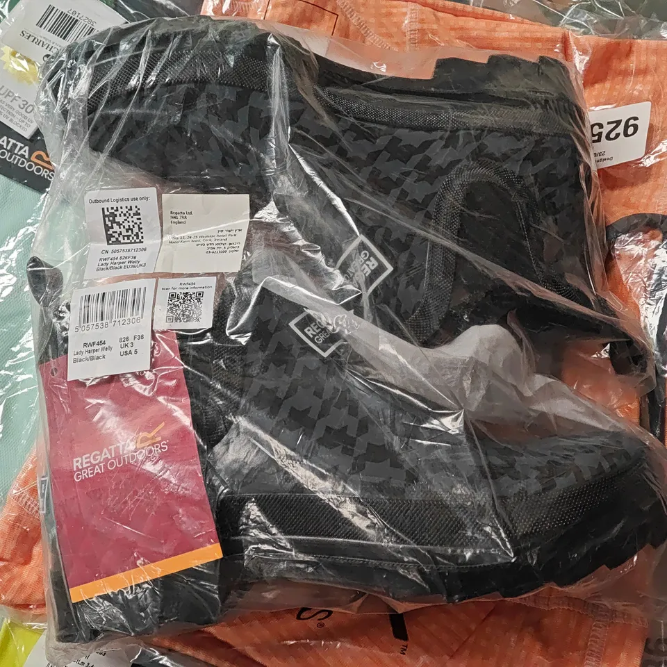 LOT OF 15 ASSORTED BRAND NEW REGATTA ITEMS IN VARIOUS STYLES AND SIZES