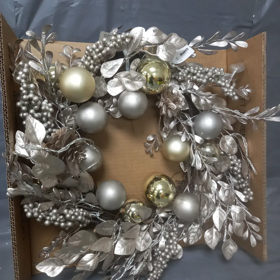 CHAMPAGNE AND GOLD PRE-LIT FESTIVE WREATH RRP £32.99