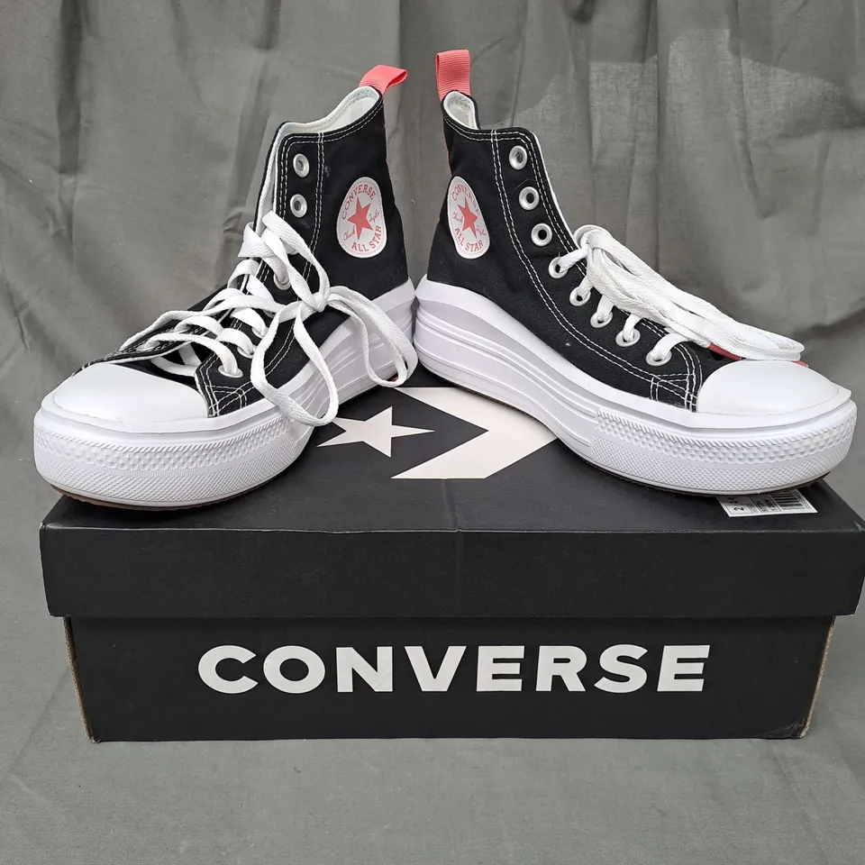 BOXED PAIR OF CONVERSE SHOES IN BLACK/WHITE UK SIZE 6.5