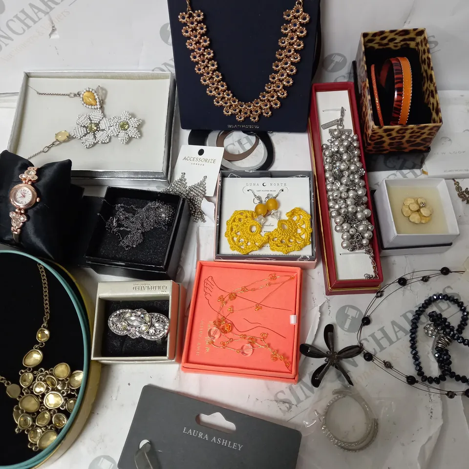 ASSORTED RANDOM PIECES OF JEWELLERY INCLUDING NEXT, LOVISA