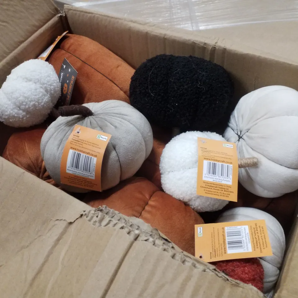 PALLET CONTAINING ASSORTED HALLOWEEN DECORATIONS & PRODUCTS INCLUDING PLUSH PUMPKINS, PAPER BAGS & SILICONE HALLOWEEN MOULDS