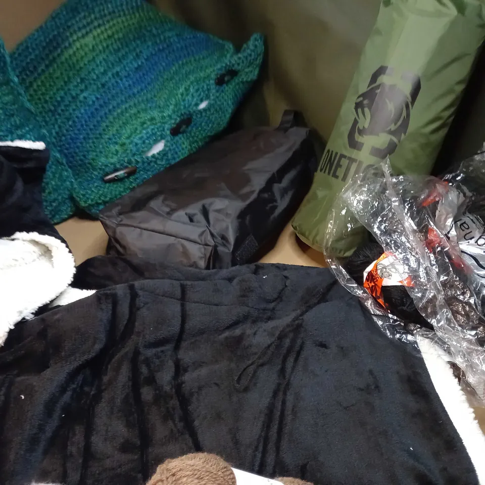 LARGE BOX OF APPROXIMATELY 20 ASSORTED HOUSEHOLD ITEMS TO INCLUDE: WOOL, KNITTED CUSHION COVERS/CUSHION, SHERPA BLANKET