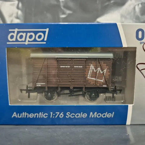 DAPOL AUTHENTIC 1:76 SCALE 00 GAUGE MODEL TRAIN CARRIAGE