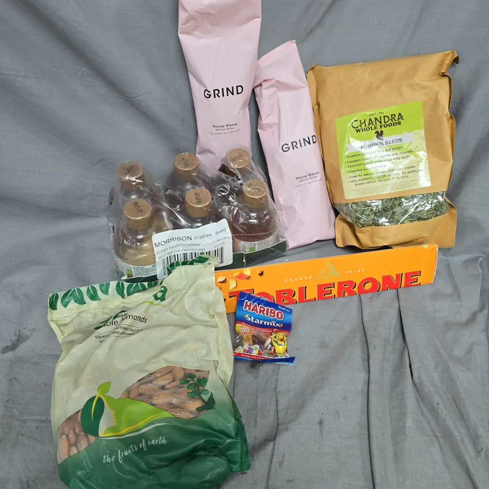 APPROXIMATELY 6 ASSORTED FOOD & DRINK ITEMS TO INCLUDE SQUEEZY HONEY, WHOLE ALMONDS, GRIND HOUSE BLEND, ETC - COLLECTION ONLY