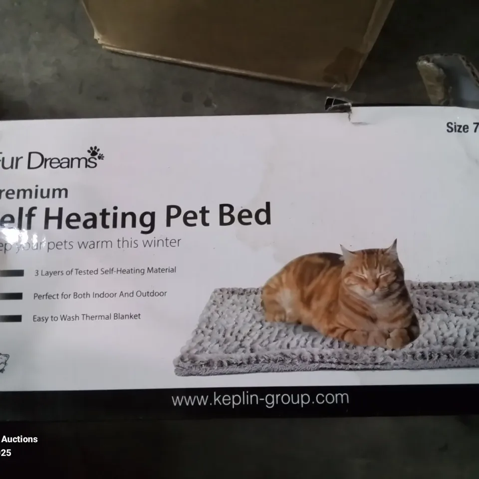 BOX CONTAINING 12 BOXED SELF HEATING CAT BEDS