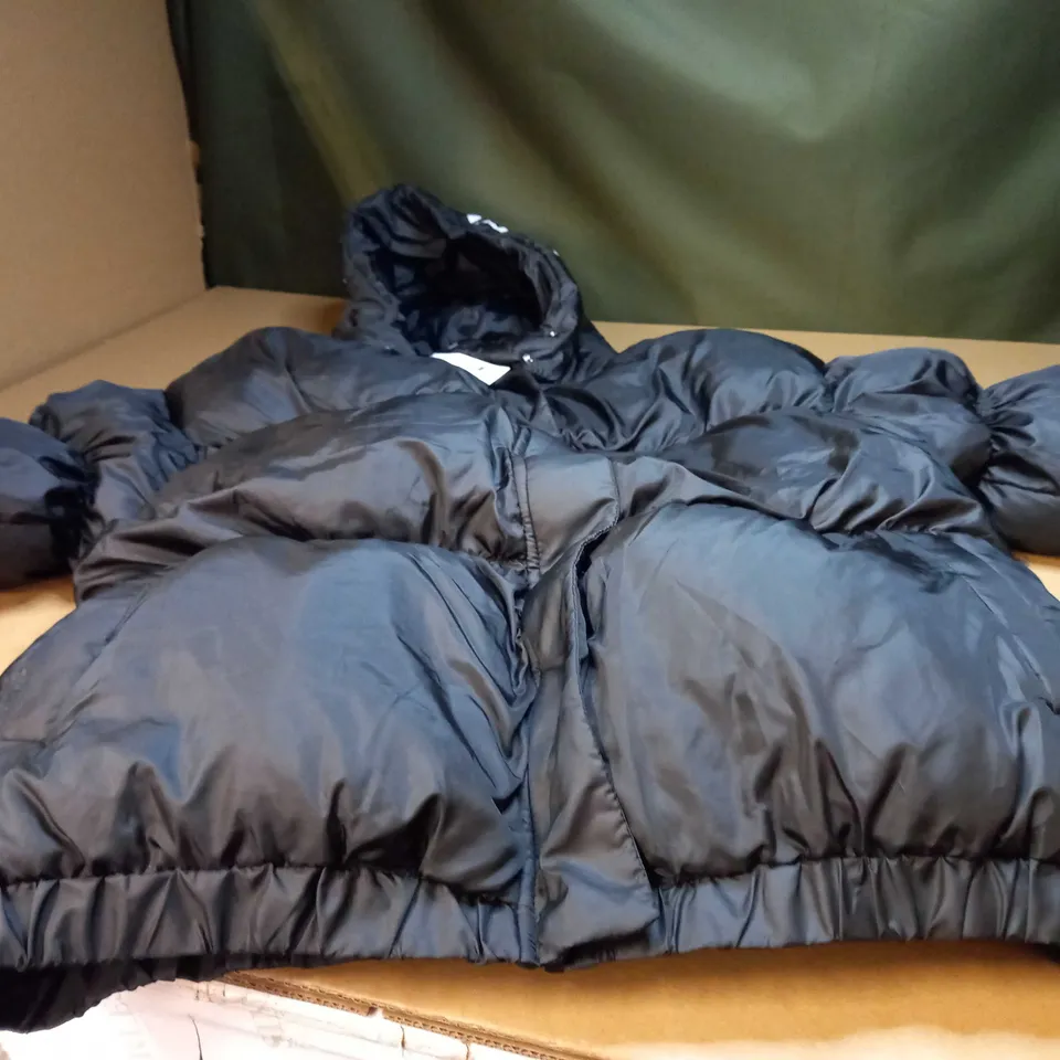 PLT BLACK/LOGO HOODED PUFFER JACKET - MEDIUM
