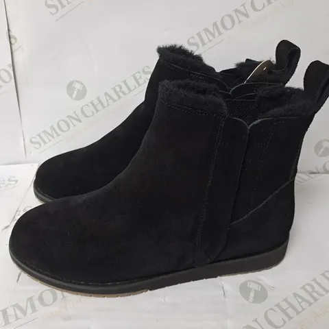 PAIR OF SKETCHERS FAUX FUR LINED SIDE ZIPPED SUEDE ANKLE BOOTS IN STONE COLOUR - SIZE 8