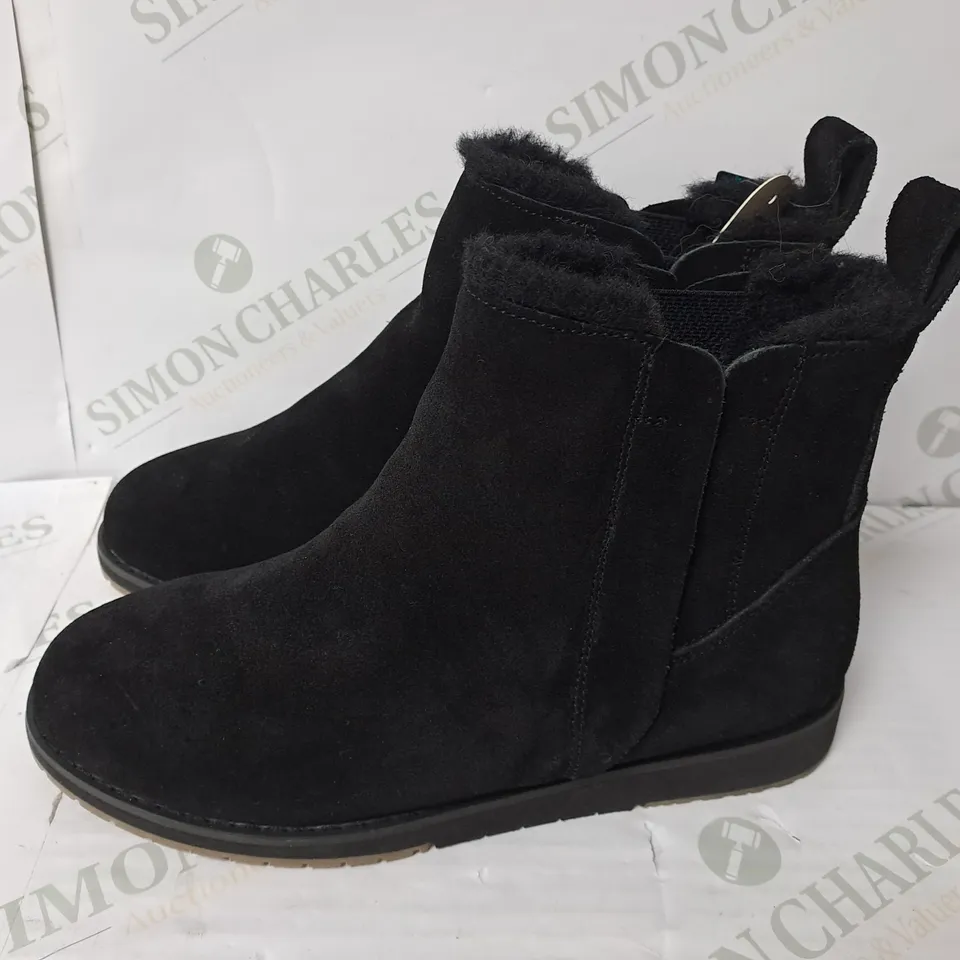 PAIR OF SKETCHERS FAUX FUR LINED SIDE ZIPPED SUEDE ANKLE BOOTS IN STONE COLOUR - SIZE 8