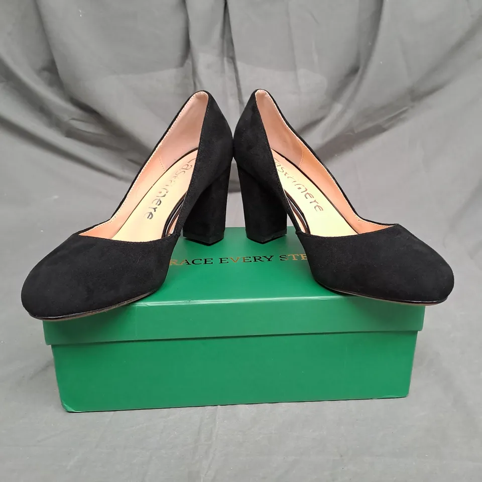 BOXED PAIR OF CASTAMERE FAUW SUEDE BLOCK HEEL SHOE IN BLACK SIZE 5