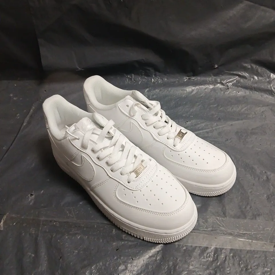 NIKE AIR WHITE TRAINERS SIZE 9