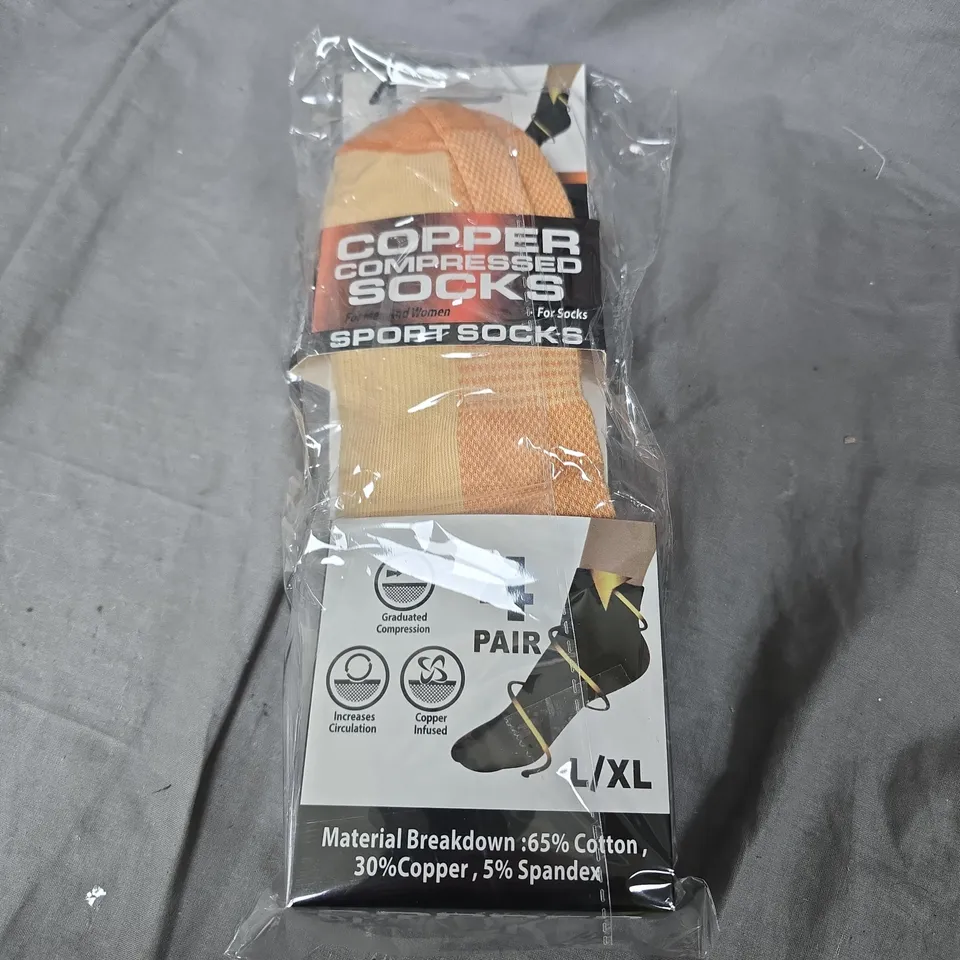 BOX OF APPROXIMATELY 12 ASSORTED ITEMS INCLUDING HOMESMART BEDDING SET , COPPER COMPRESSED SOCKS AND SHOWER CURTAIN 