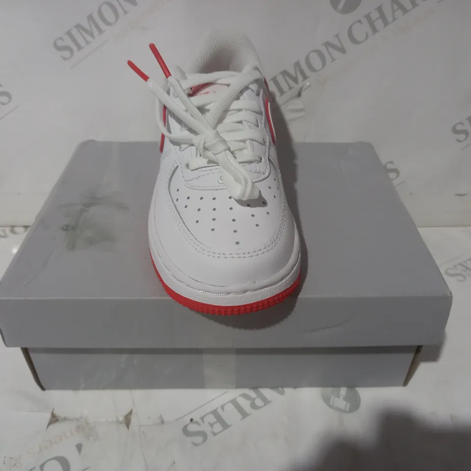 BOXED PAIR OF NIKE FORCE 1 LOW KIDS SHOES IN WHITE/RED UK SIZE 11