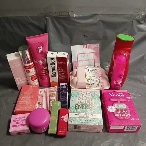 APPROXIMATELY 20 ASSORTED HEALTH & BEAUTY PRODUCTS TO INCLUDE PLOUISE BAD BITCH ENERGY LIP DUO, BED HEAD HAIR SMOOTHING CREAM, LANEIGE MATCHA BUBBLE TEA LIP GLOWY BALM, ETC