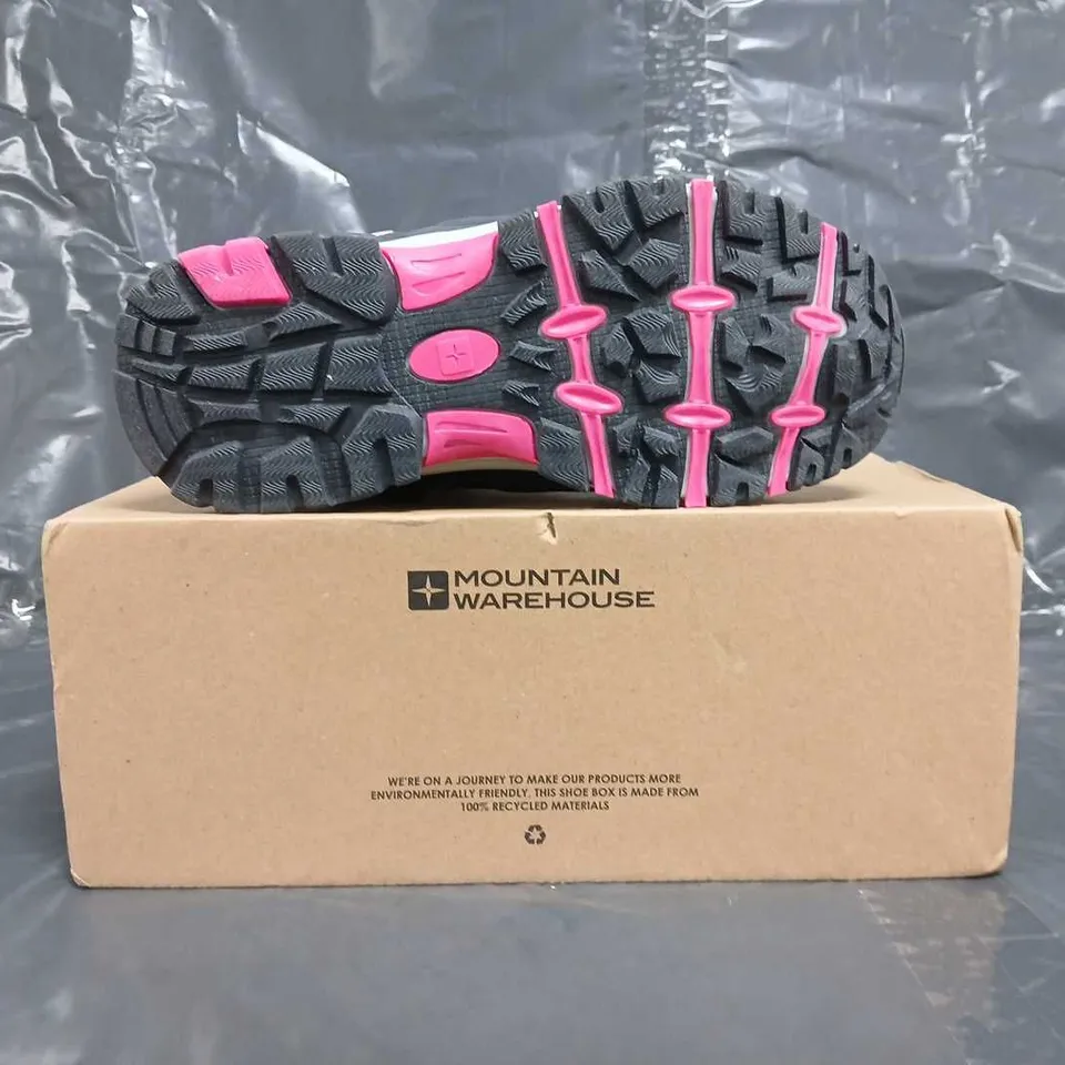 BOXED PAIR OF MOUNTAIN WAREHOUSE ADVENTURER KIDS WATERPROOF BOOTS IN NAVY SIZE UK 4