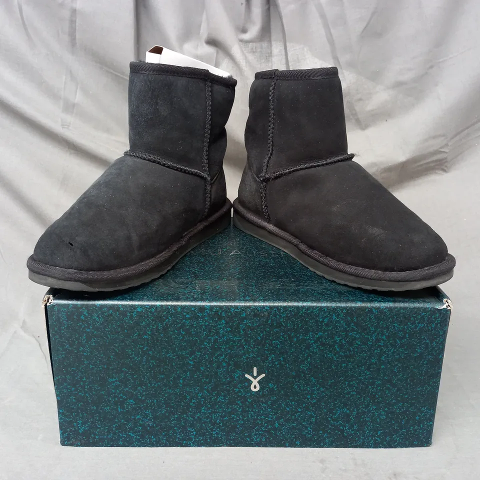BOXED PAIR OF EMU AUSTRALIA BOOTS IN BLACK SIZE 5